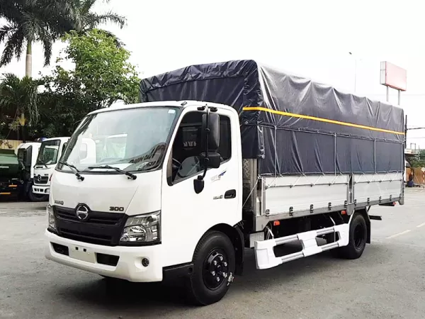 Dịch vụ thay Kính chắn gió xe tải Hino 4 tấn tận nơi